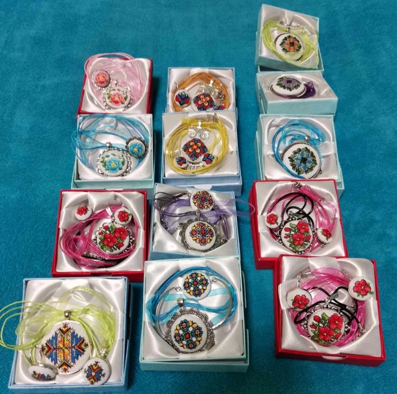 7e-schmuck-fertig-mehrere-boxen.jpg